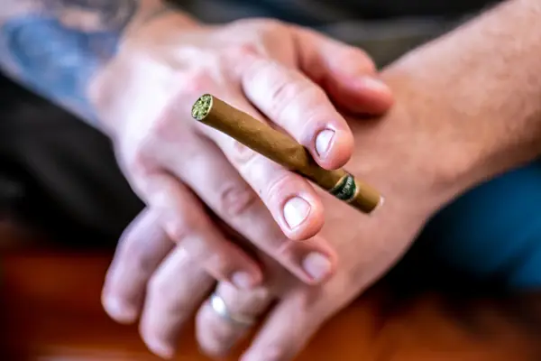El Blunto In Hand